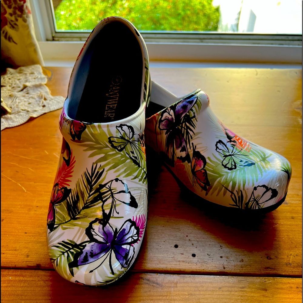 🦋 Anywhere Clogs in white with floral butterfly design. Size 8. Gently used.